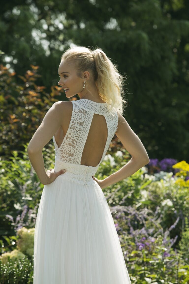 V-Neck Slim A-Line with Illusion Lace Bodice - εικόνα 4