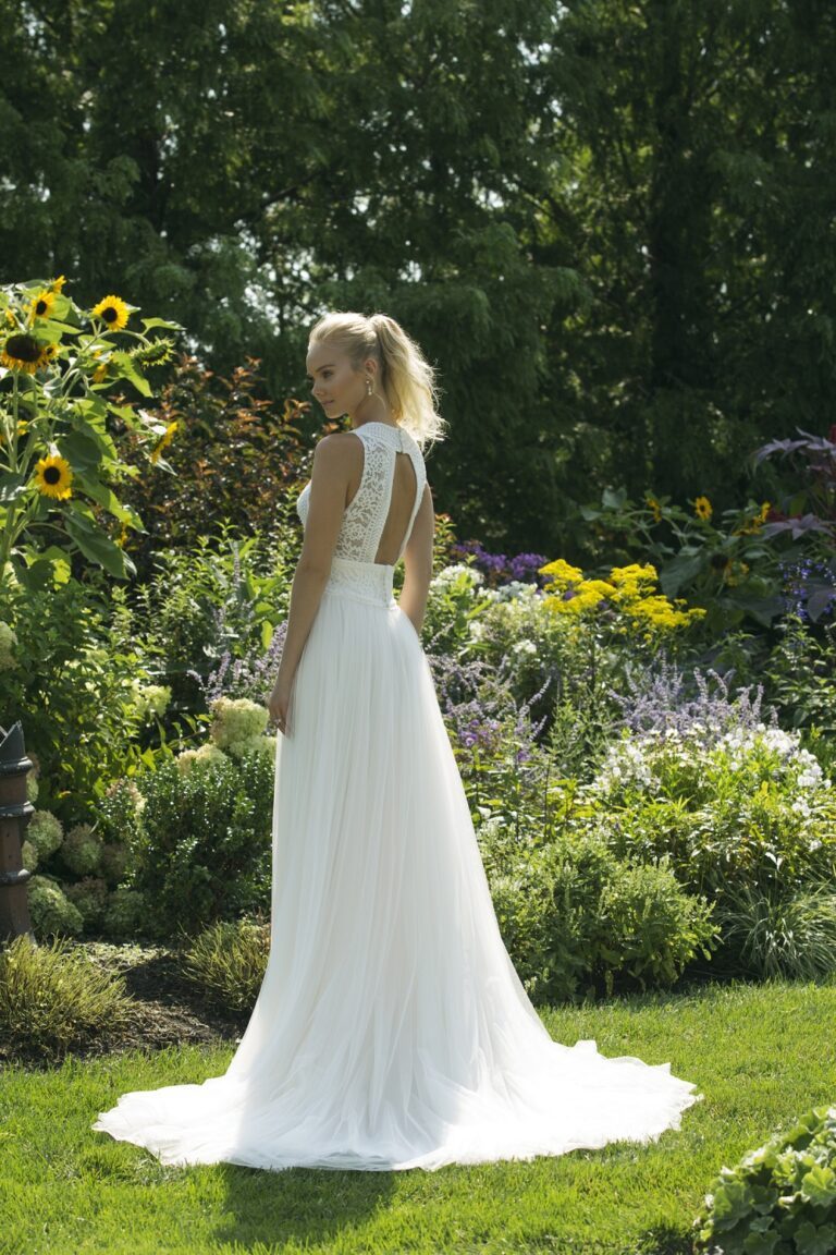 V-Neck Slim A-Line with Illusion Lace Bodice - εικόνα 3