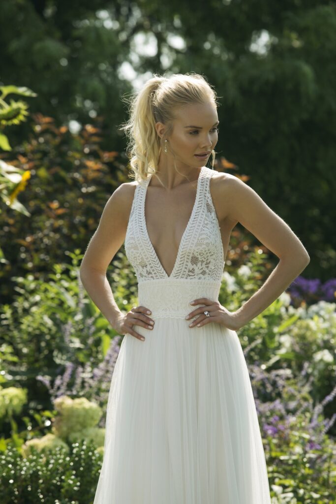 V-Neck Slim A-Line with Illusion Lace Bodice - εικόνα 1