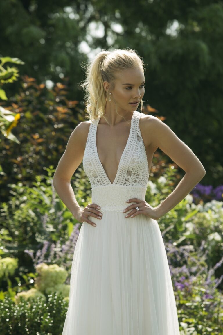 Νυφικό 11022 V-Neck Slim A-Line with Illusion Lace Bodice