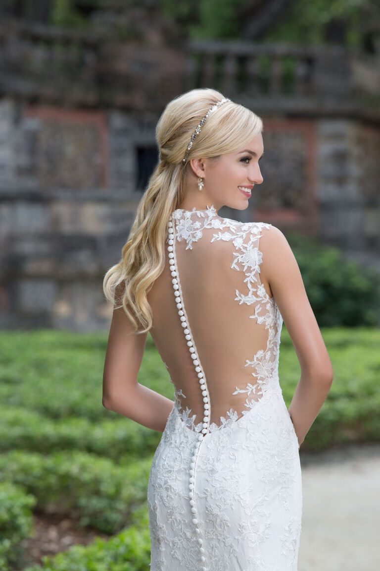 Queen Anne and Illusion Back Lace Gown - εικόνα 3