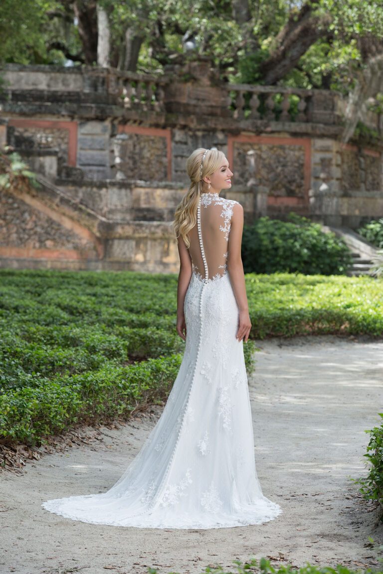 Queen Anne and Illusion Back Lace Gown - εικόνα 4