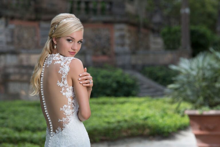 Queen Anne and Illusion Back Lace Gown - εικόνα 5