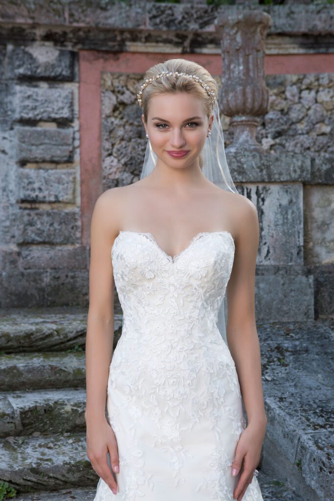 Lace Slim A-line featuring a Sweetheart neckline - εικόνα 1
