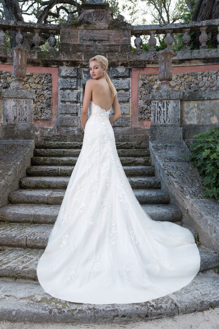 Lace Slim A-line featuring a Sweetheart neckline - εικόνα 3