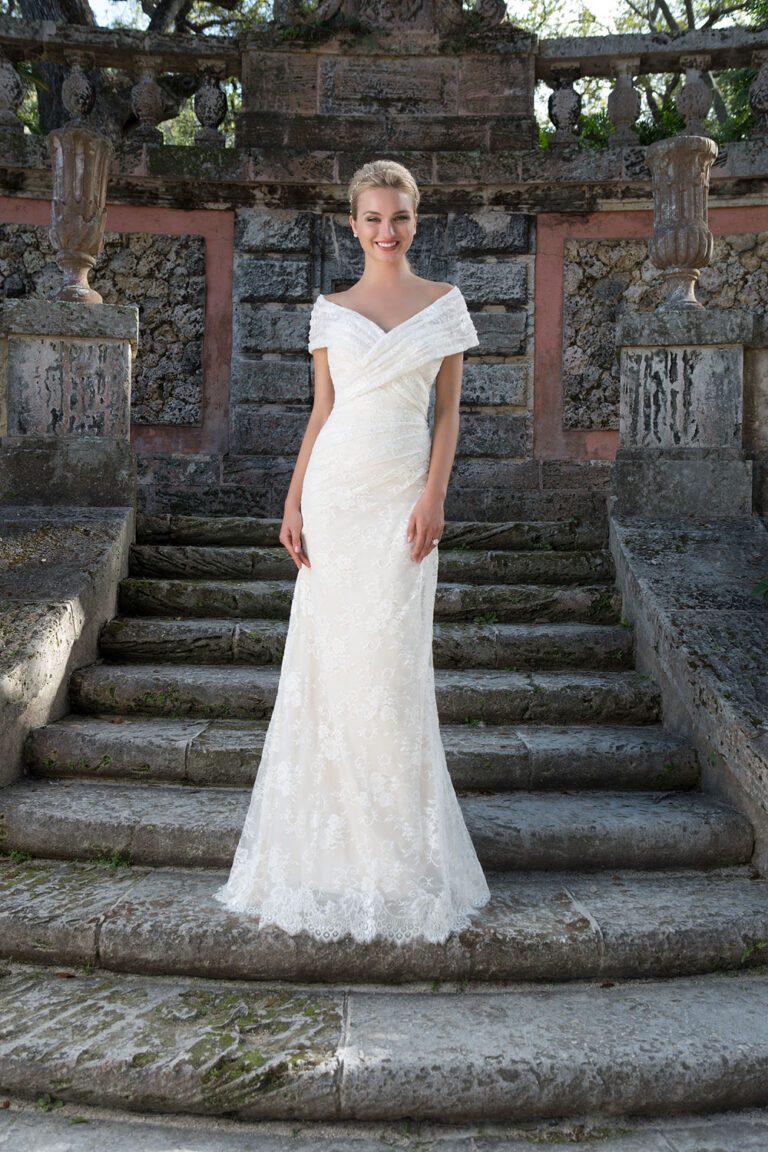 Chantilly Lace A-line Gown with Detachable Lace Wrap - εικόνα 3