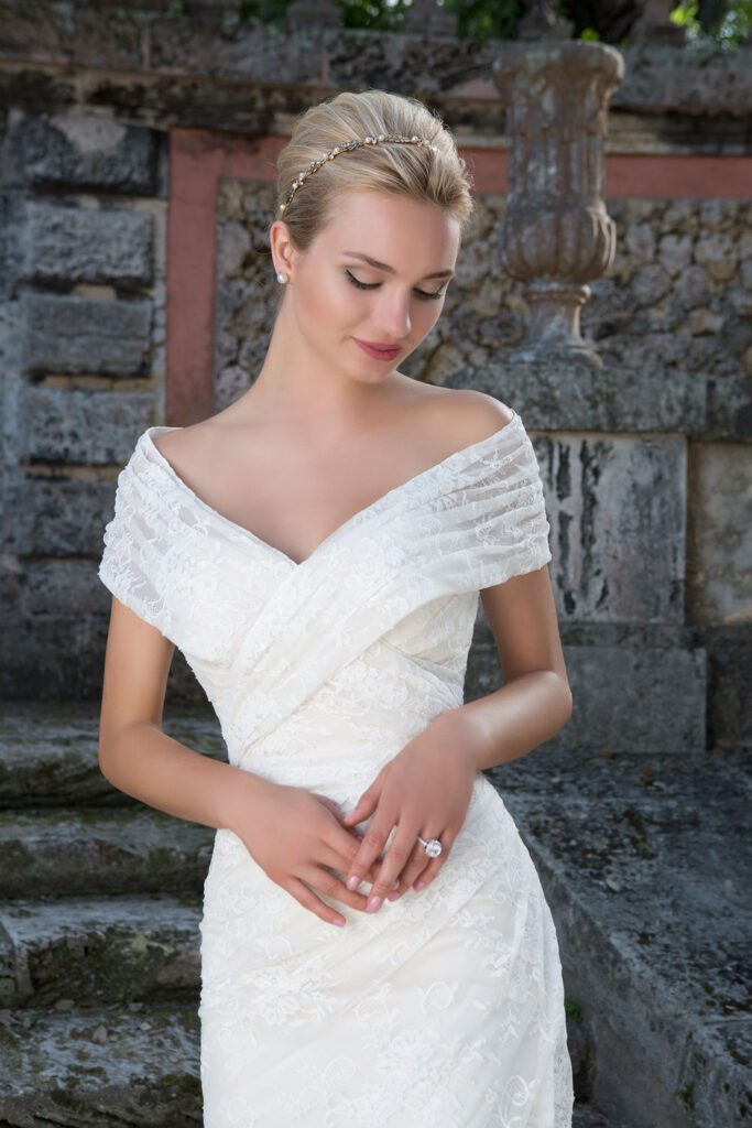 Chantilly Lace A-line Gown with Detachable Lace Wrap - εικόνα 1