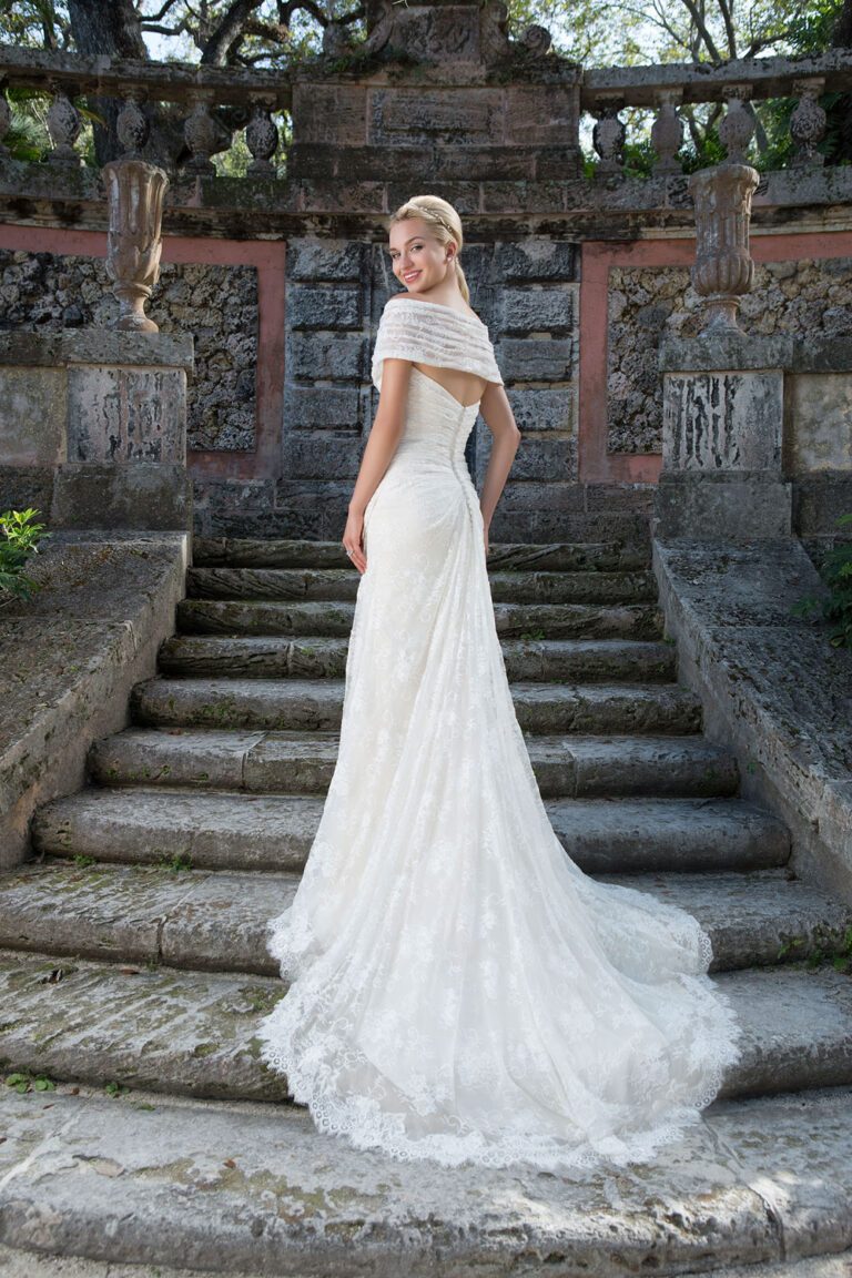 Chantilly Lace A-line Gown with Detachable Lace Wrap - εικόνα 4