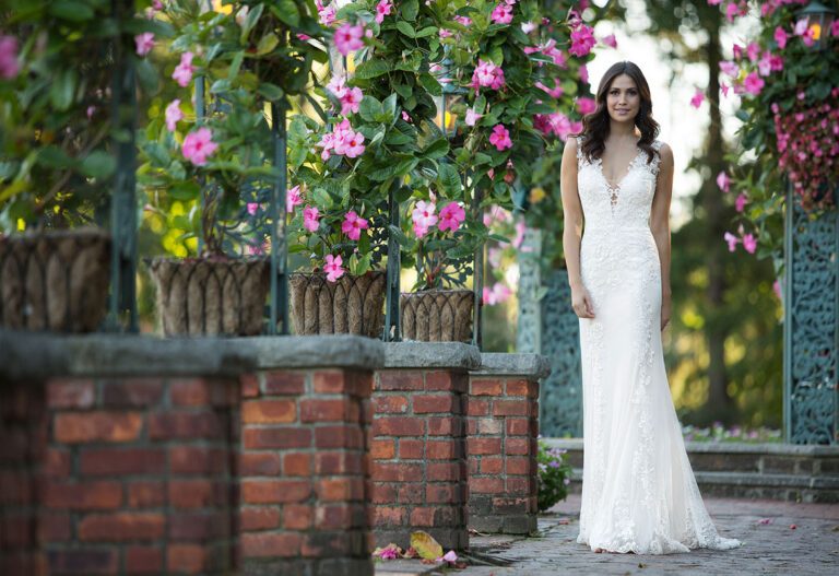 Plunging V-Neck Gown with Lace Applique Open Back - εικόνα 8