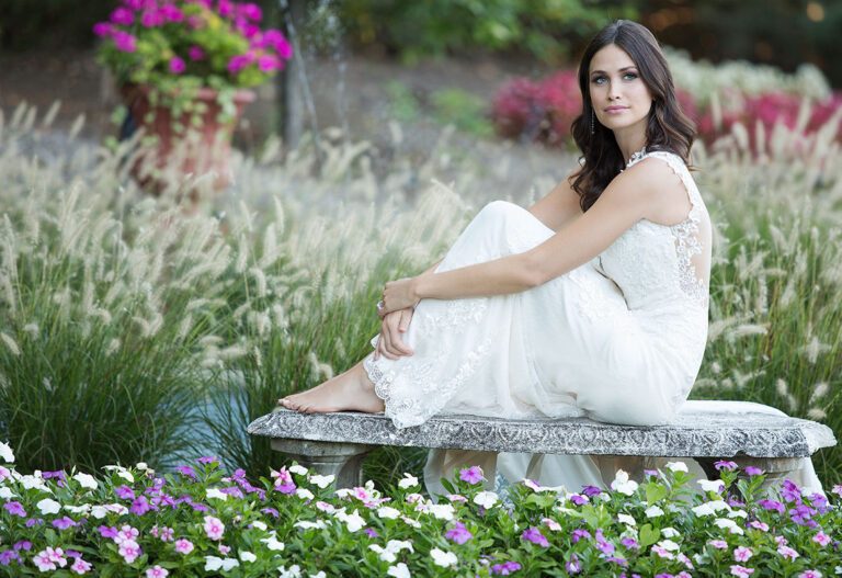 Plunging V-Neck Gown with Lace Applique Open Back - εικόνα 9