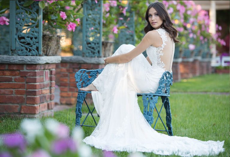 Plunging V-Neck Gown with Lace Applique Open Back - εικόνα 4