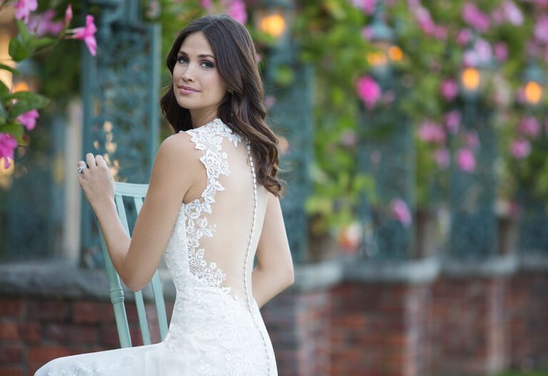 Plunging V-Neck Gown with Lace Applique Open Back - εικόνα 3