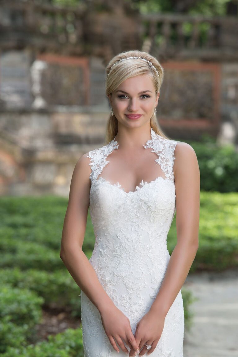 Νυφικό 3885 Queen Anne and Illusion Back Lace Gown