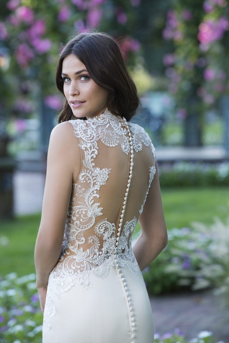 Plunging Neck and Illusion Back Lace Applique Gown - εικόνα 4