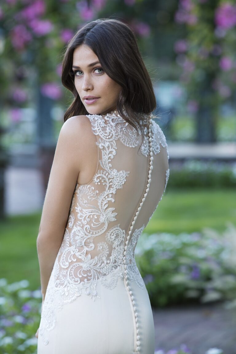 Plunging Neck and Illusion Back Lace Applique Gown - εικόνα 5