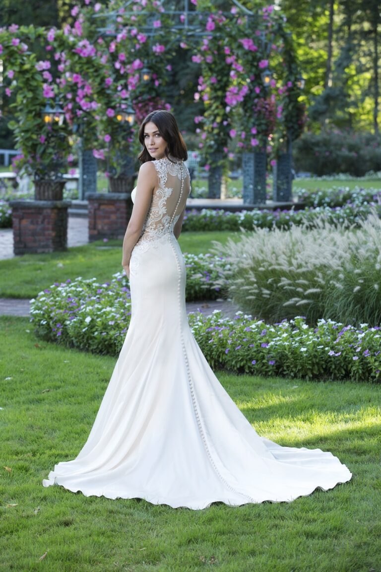 Plunging Neck and Illusion Back Lace Applique Gown - εικόνα 6