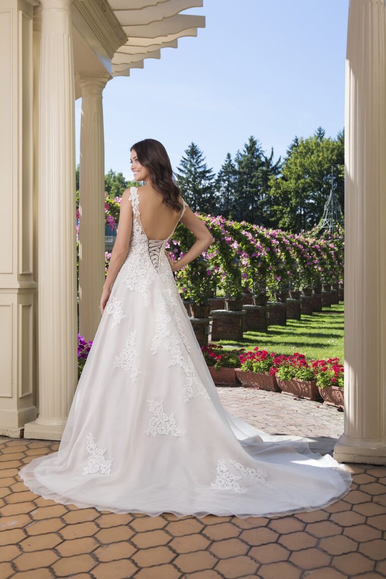 Lace and Organza Ball Gown with Open Back - εικόνα 3
