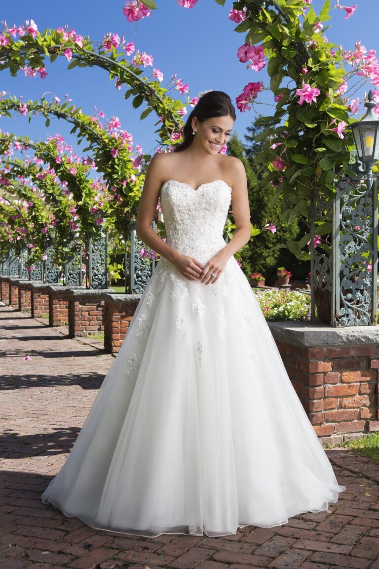 Venice Lace Ball Gown with Popover Jacket - εικόνα 11