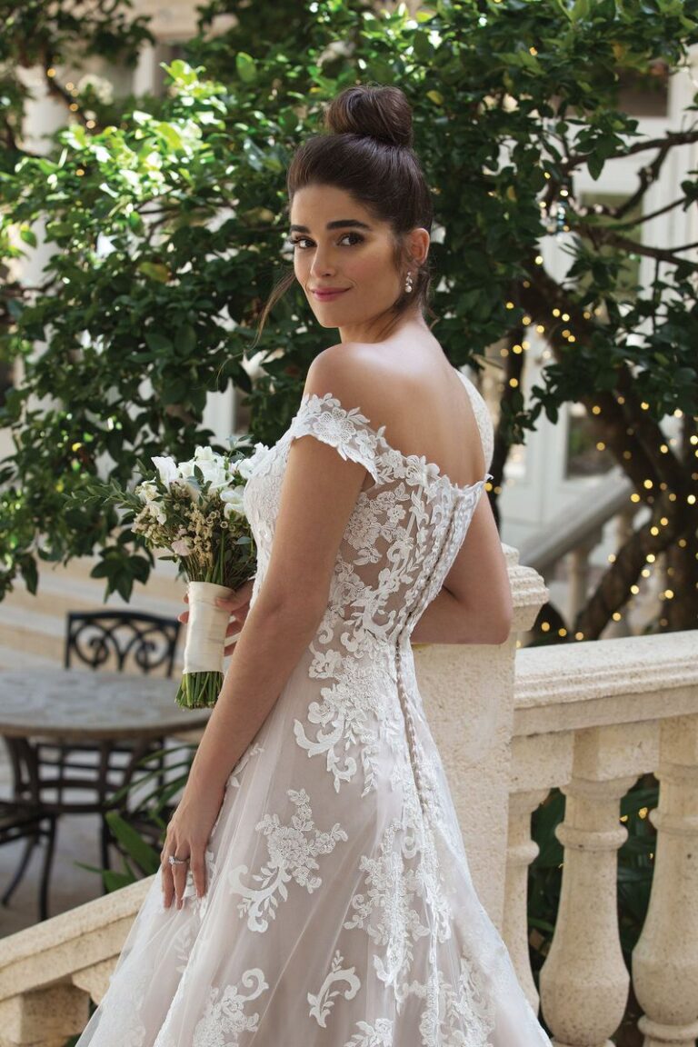 Off the Shoulder A-line Gown with Embroidered Lace - εικόνα 3