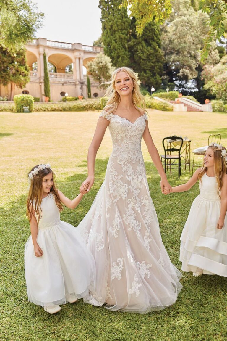 Off the Shoulder A-line Gown with Embroidered Lace - εικόνα 5