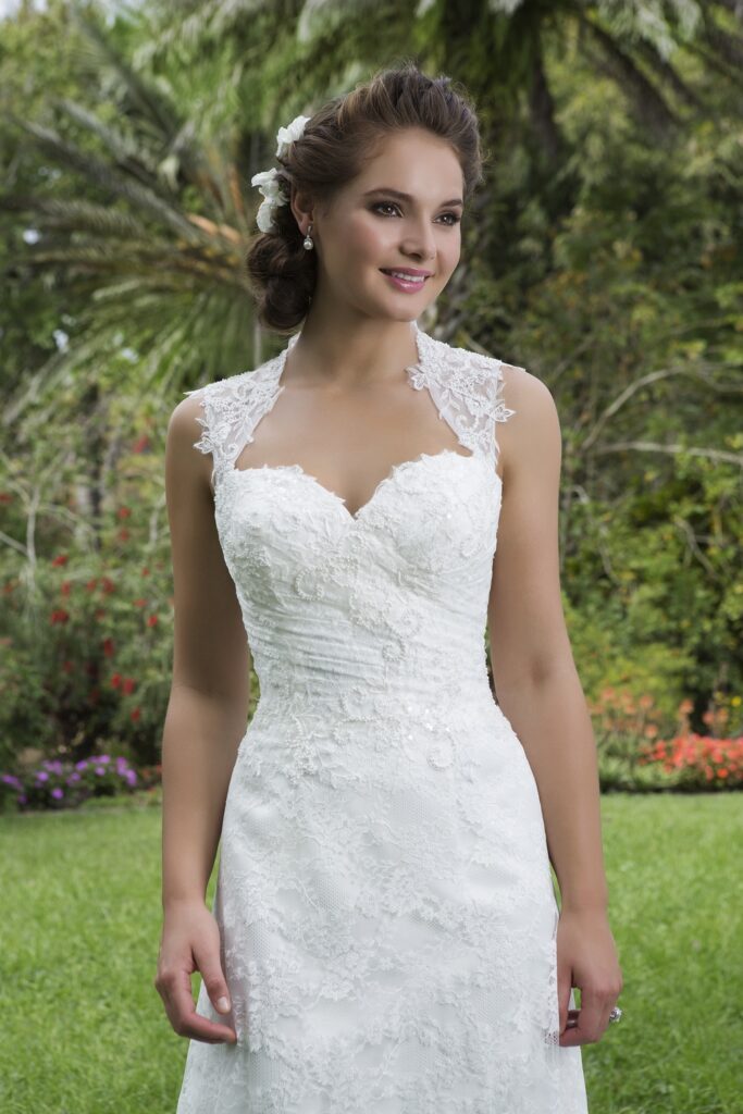 Beaded Lace Slim A-Line with Queen Anne Neckline - εικόνα 1