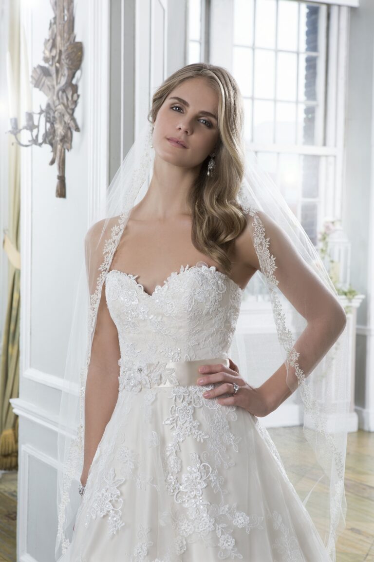 Νυφικό 6386 Embroidered Lace and Tulle Ball Gown with Sweetheart Neckline