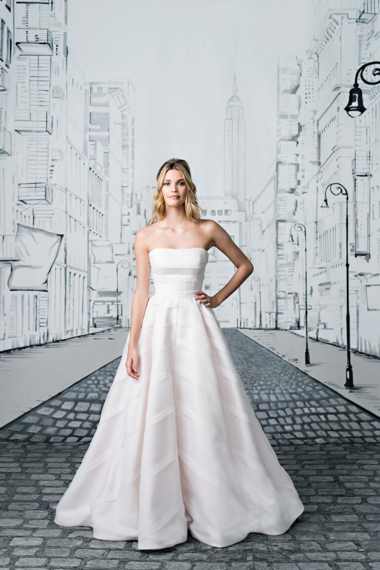 Geometric Organza Trim on Strapless Ball Gown - εικόνα 4