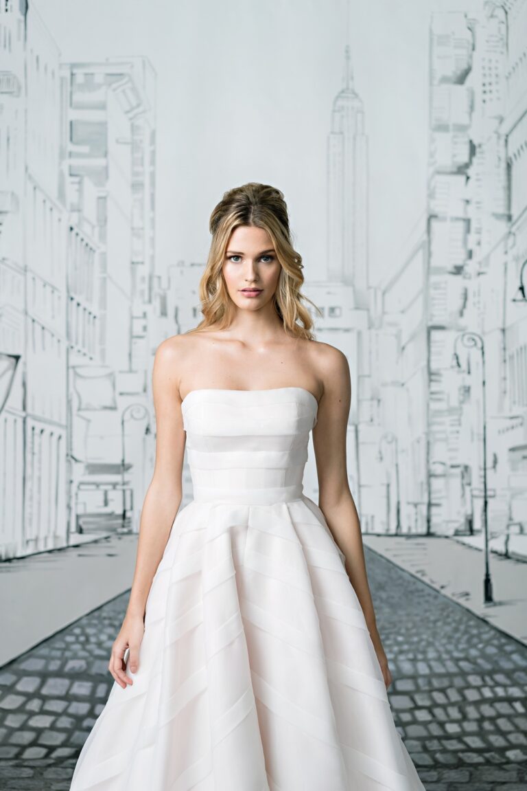 Geometric Organza Trim on Strapless Ball Gown - εικόνα 3
