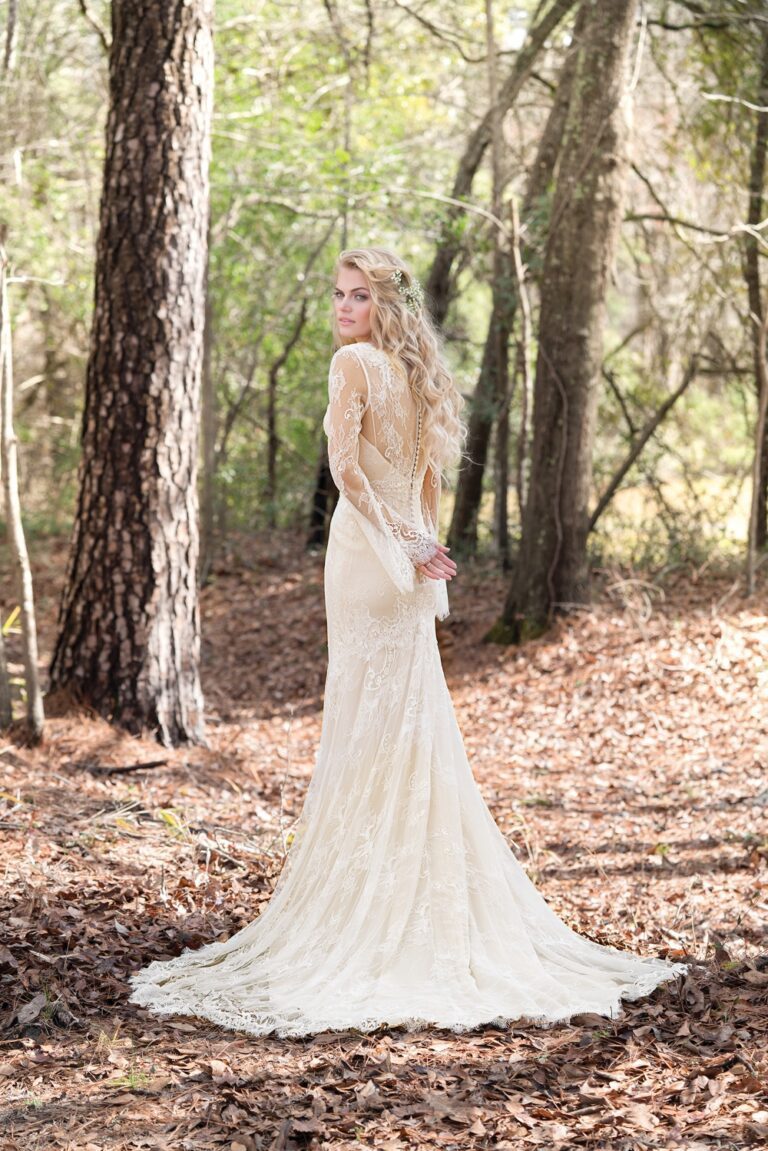 V-Neck Allover Lace Gown with Bell Sleeves - εικόνα 4