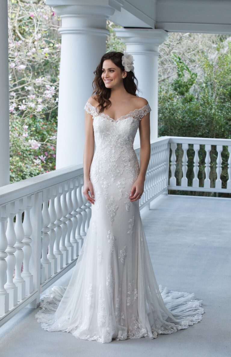 Off the Shoulder Lace Gown with Open Back - εικόνα 7