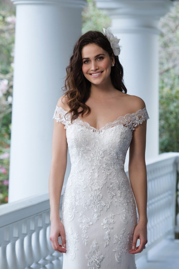 Off the Shoulder Lace Gown with Open Back - εικόνα 1