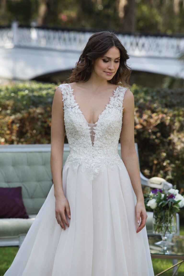 Νυφικό 3941 Lace and English Net Ball Gown with Deep V-Neck and Back