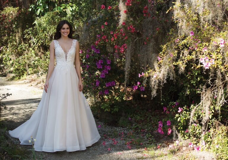 Lace and English Net Ball Gown with Deep V-Neck and Back - εικόνα 4