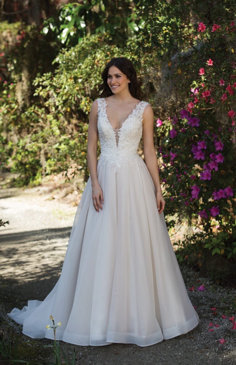 Lace and English Net Ball Gown with Deep V-Neck and Back - εικόνα 3