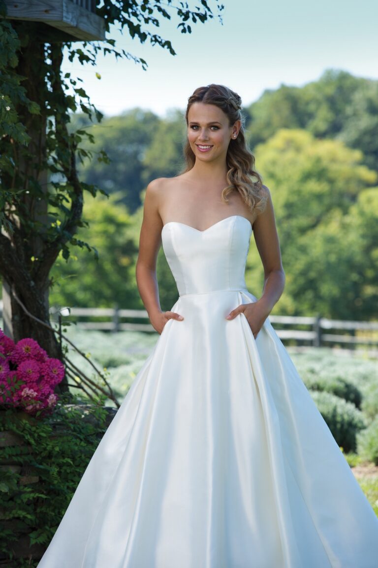 Νυφικό 3997 Full Mikado Ball Gown with Sweetheart Neckline and Keyhole Back