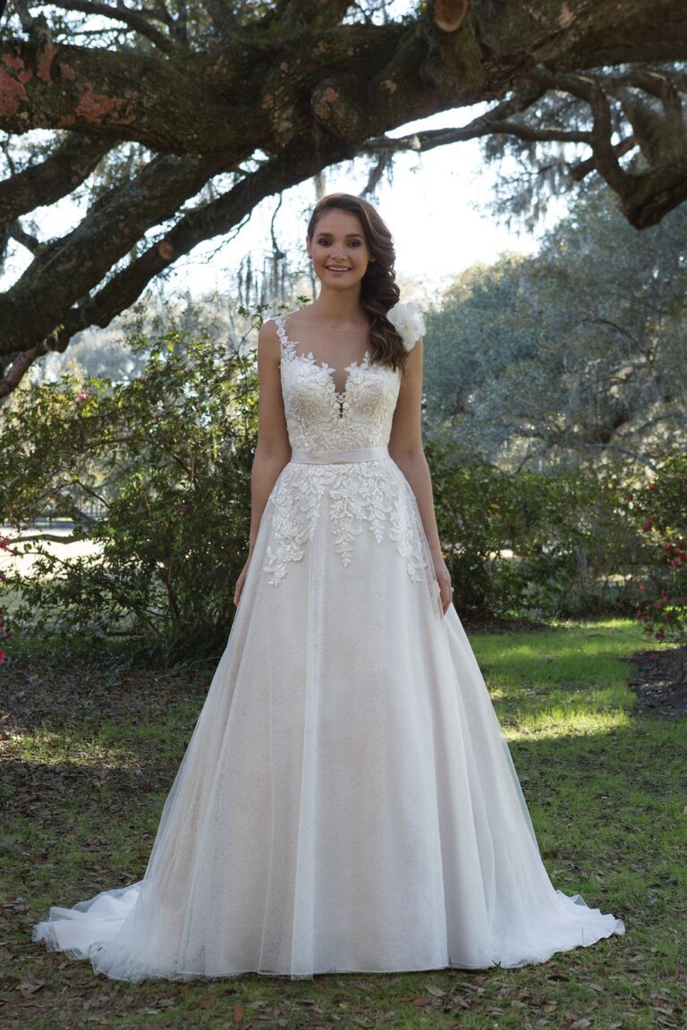 Beaded Lace Applique Gown with Sheer Tulle over Chantilly Lace - εικόνα 5