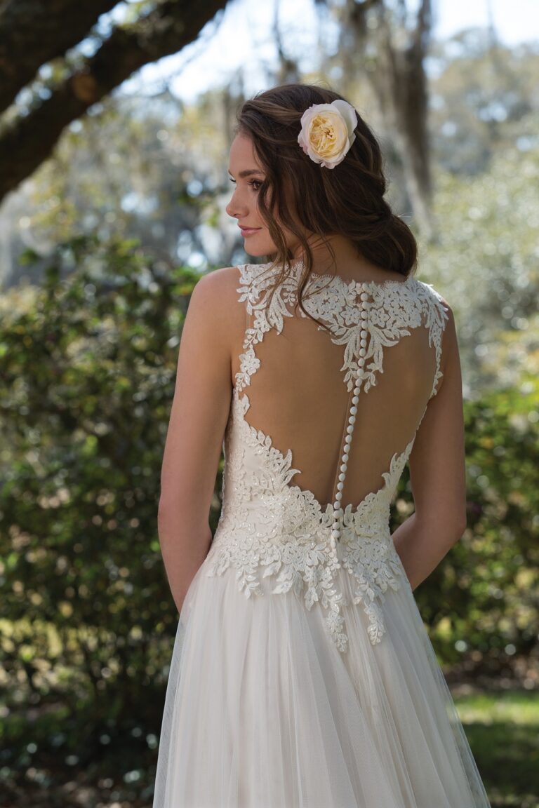 V-Neck Gown with Sequined Lace and Tulle Skirt - εικόνα 8