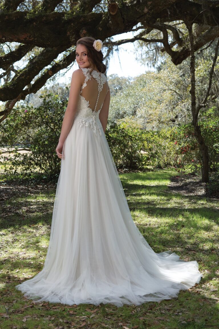 V-Neck Gown with Sequined Lace and Tulle Skirt - εικόνα 3