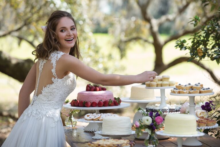 V-Neck Gown with Sequined Lace and Tulle Skirt - εικόνα 7