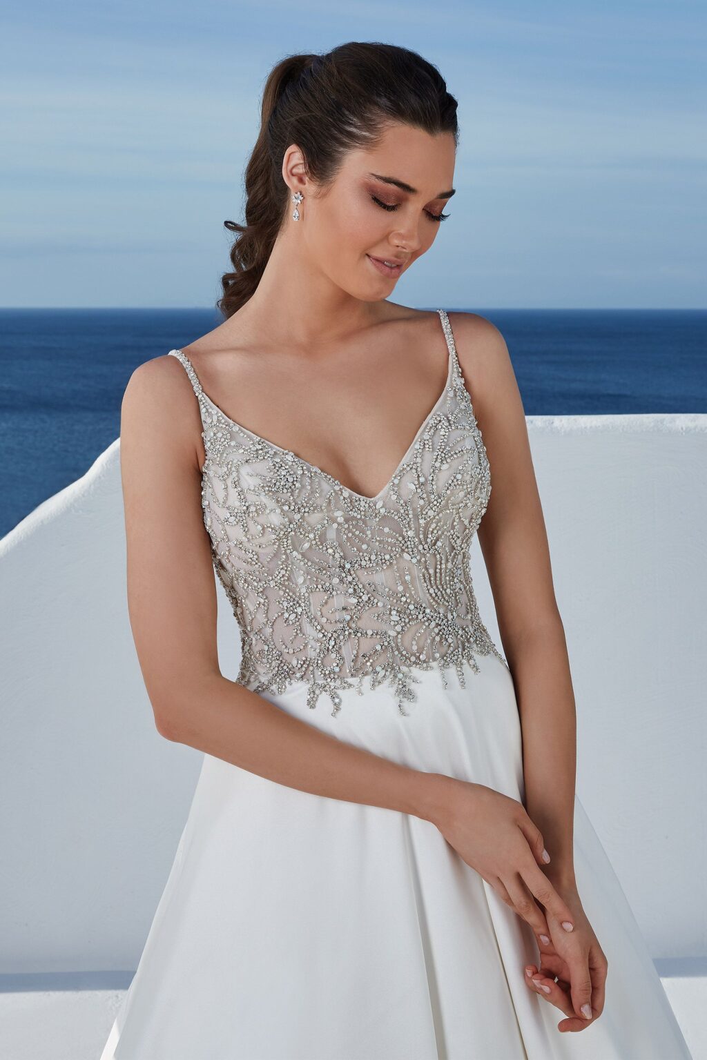 Mikado φόρεμα σε Α γραμμή με sparkly εντυπωσιακό μπούστο & κουμπιά στρας κατά μήκος της ουράς - εικόνα 1