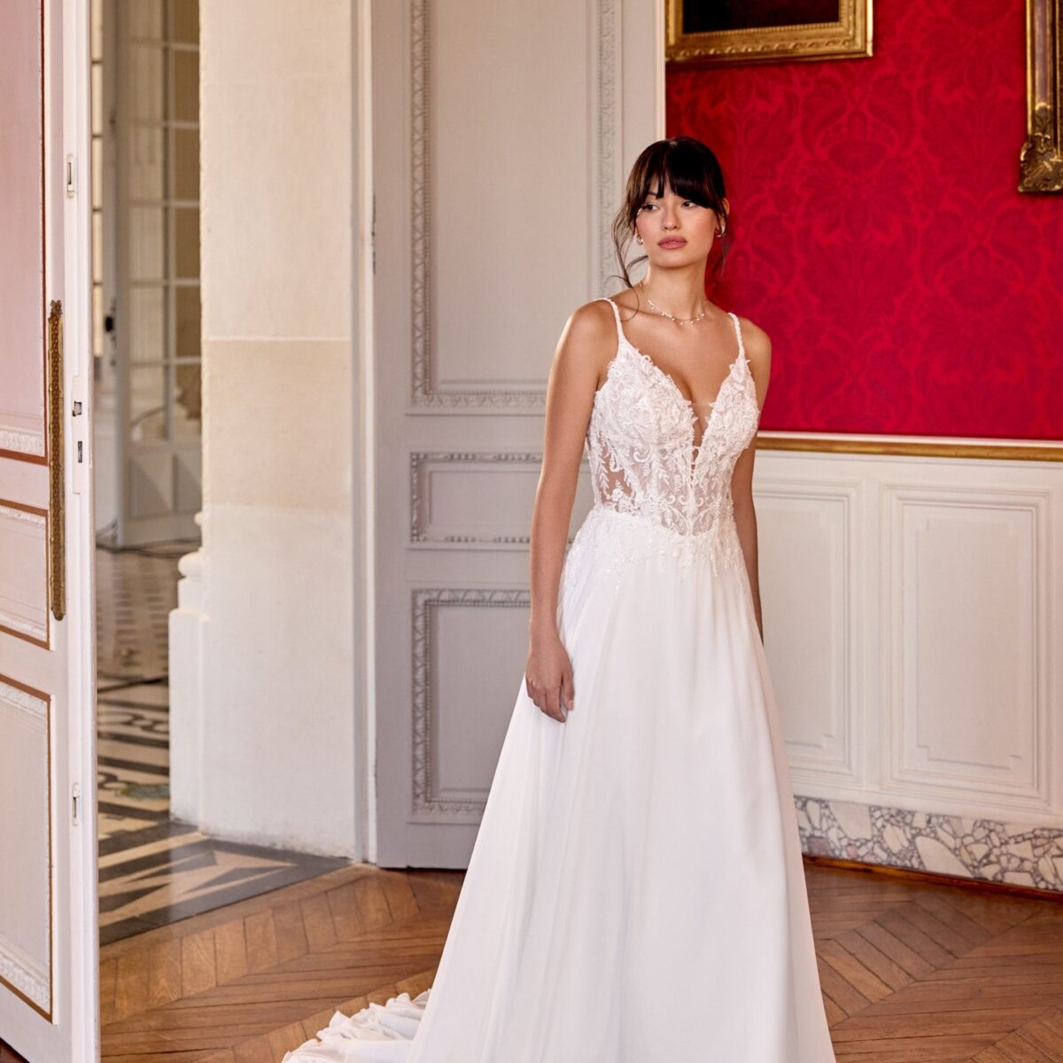 Noelle 11438 Adore Justin Alexander A-Line νυφικό με V-Neck και floral lace μπούστο - μπροστινή όψη