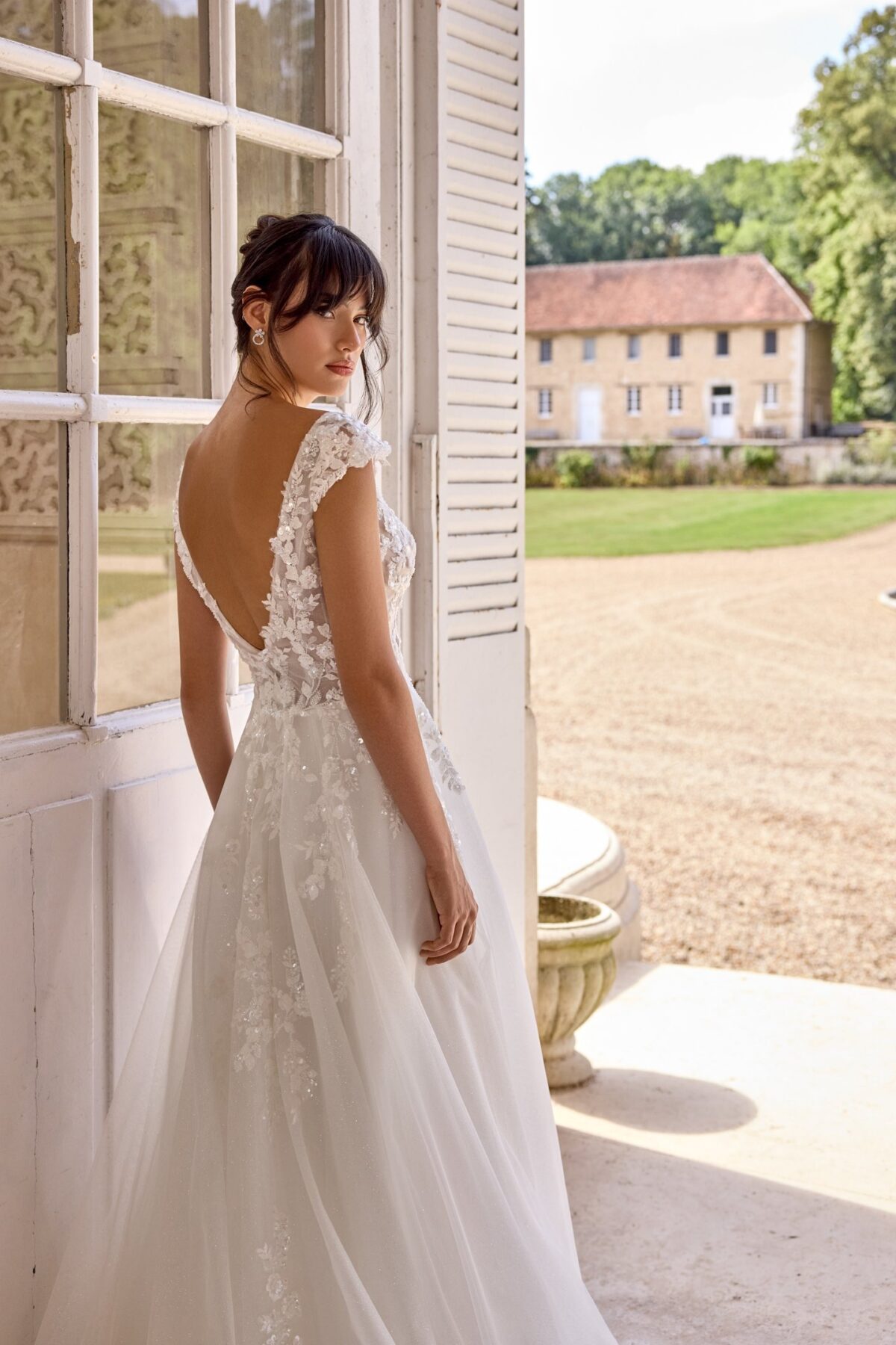 Coco 11449 - λεπτομέρεια ανοιχτής πλάτης με floral lace appliqués