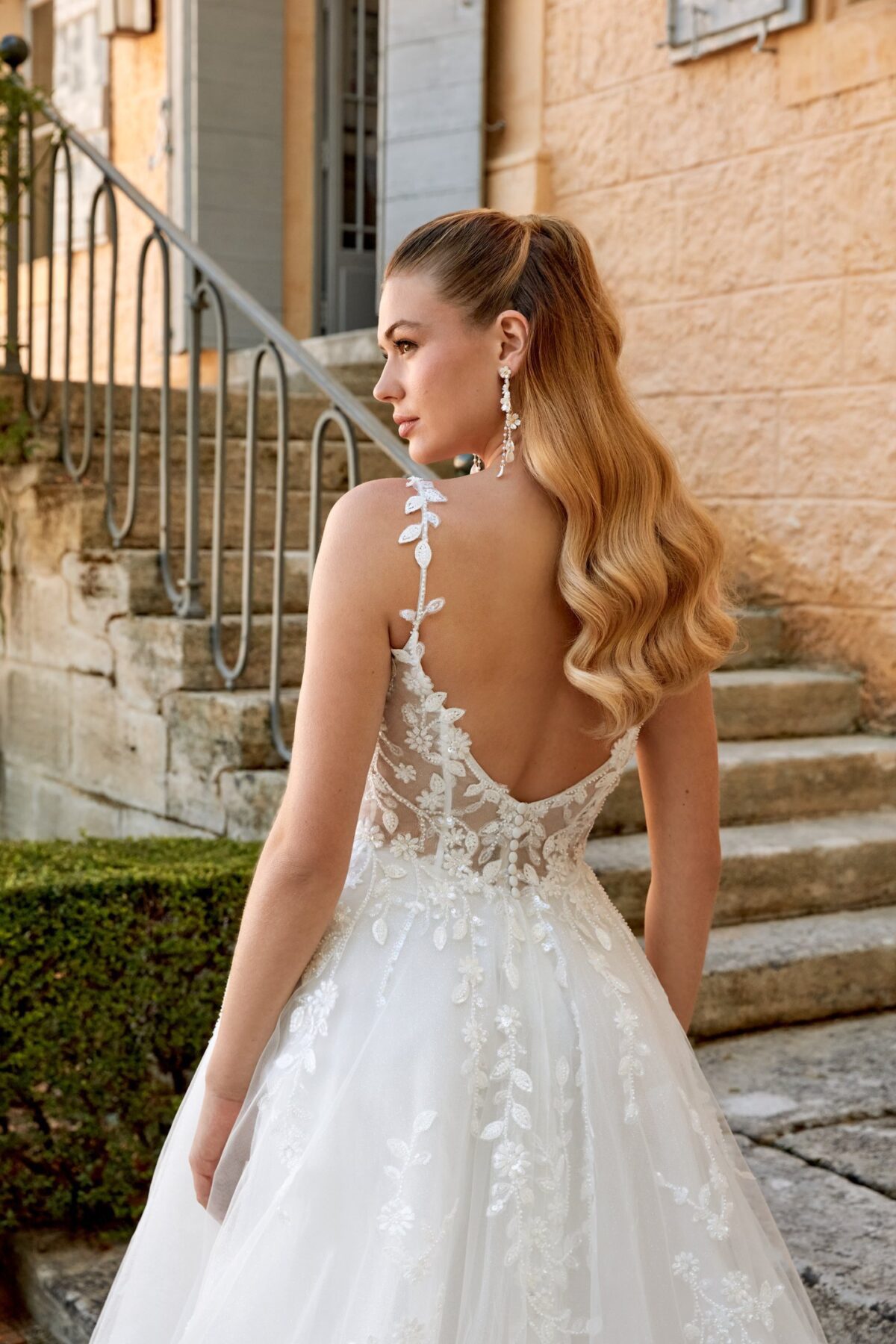 44573 Sincerity Bridal - λεπτομέρεια ανοιχτής πλάτης και floral lace