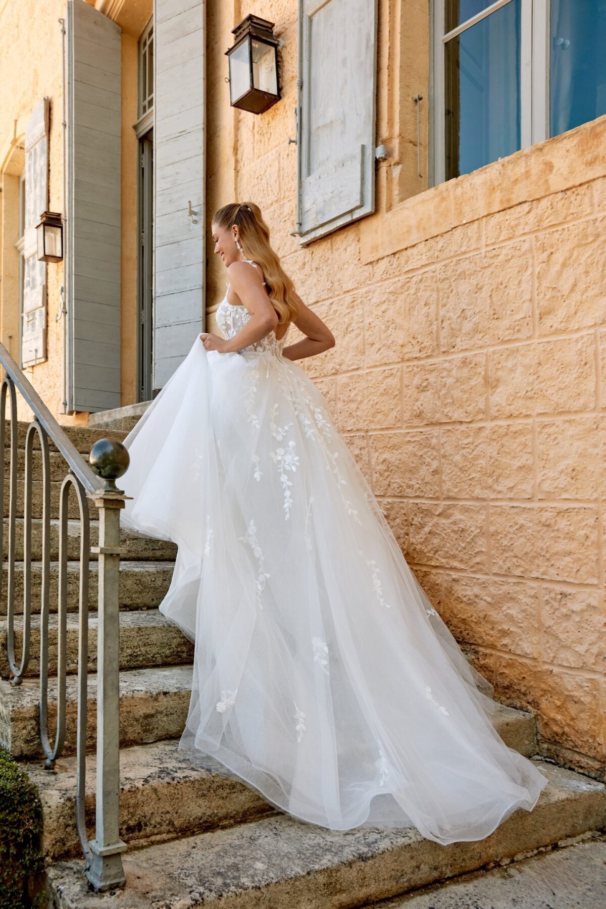 44573 Sincerity Bridal - πίσω ολόσωμη όψη με ανοιχτή πλάτη και ουρά