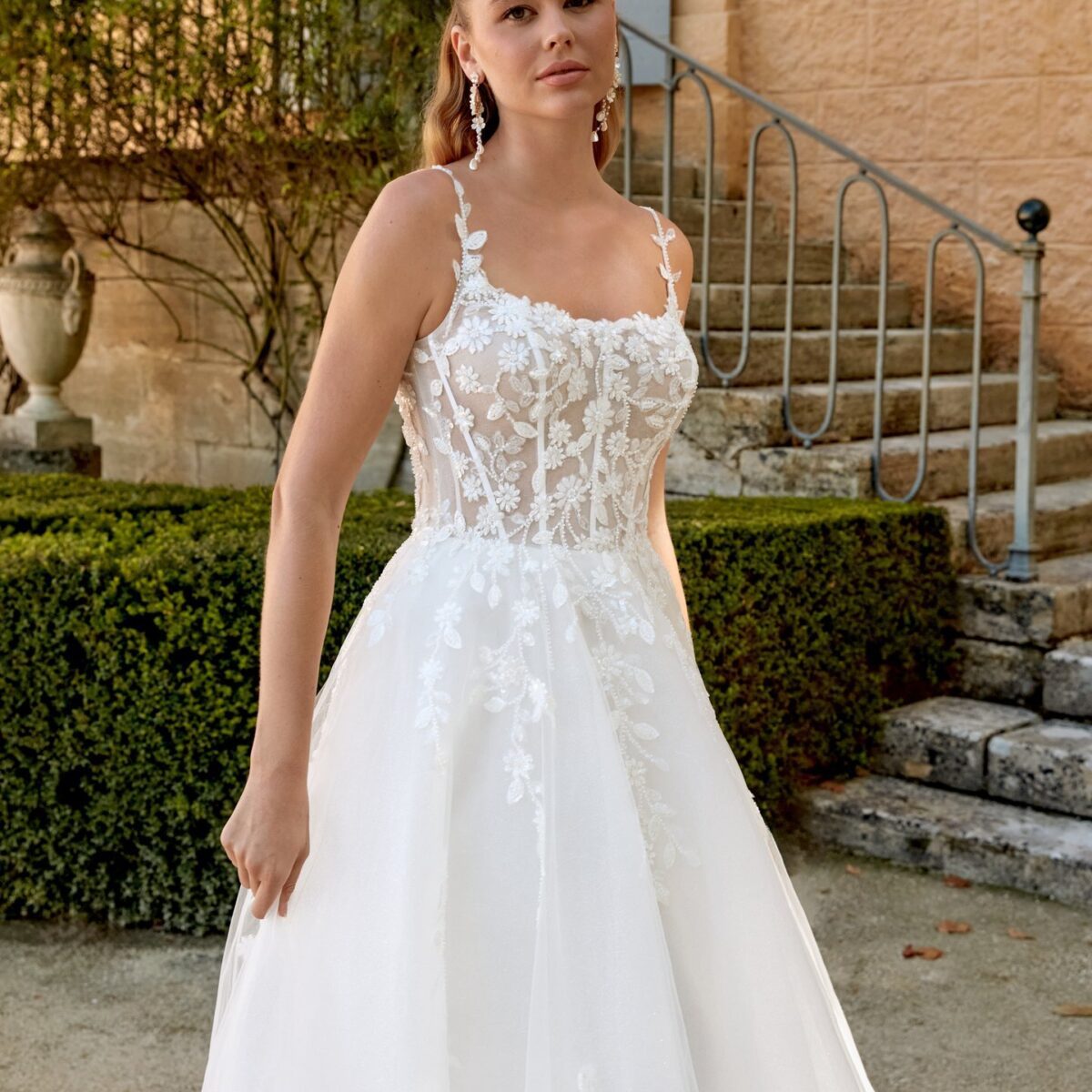 44573 Sincerity Bridal - λεπτομέρεια V-Neck floral lace μπούστου