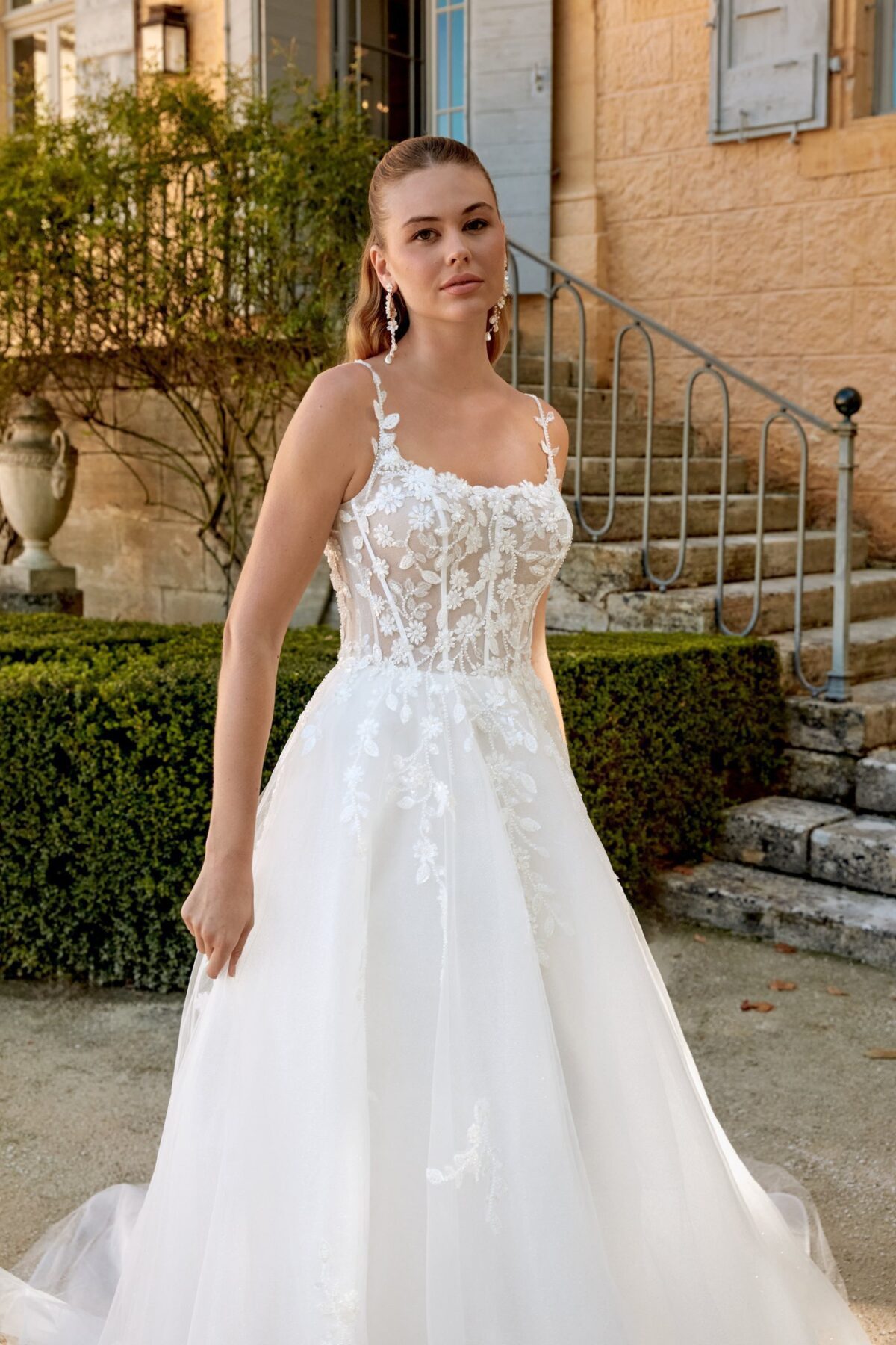 44573 Sincerity Bridal - λεπτομέρεια V-Neck floral lace μπούστου