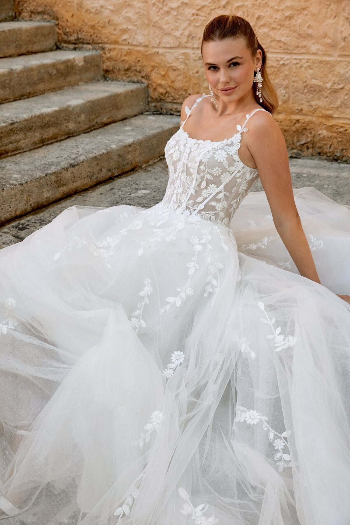 44573 Sincerity Bridal - λεπτομέρεια floral lace και αέρινης φούστας