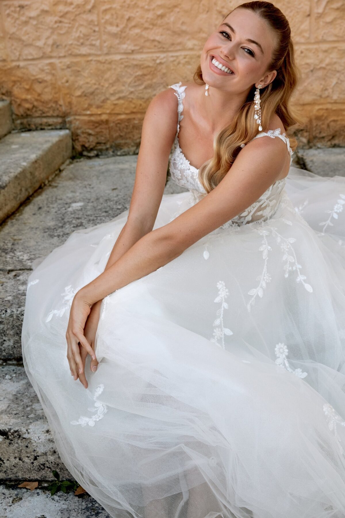 44573 Sincerity Bridal - κοντινή bridal φωτογραφία με floral lace λεπτομέρειες