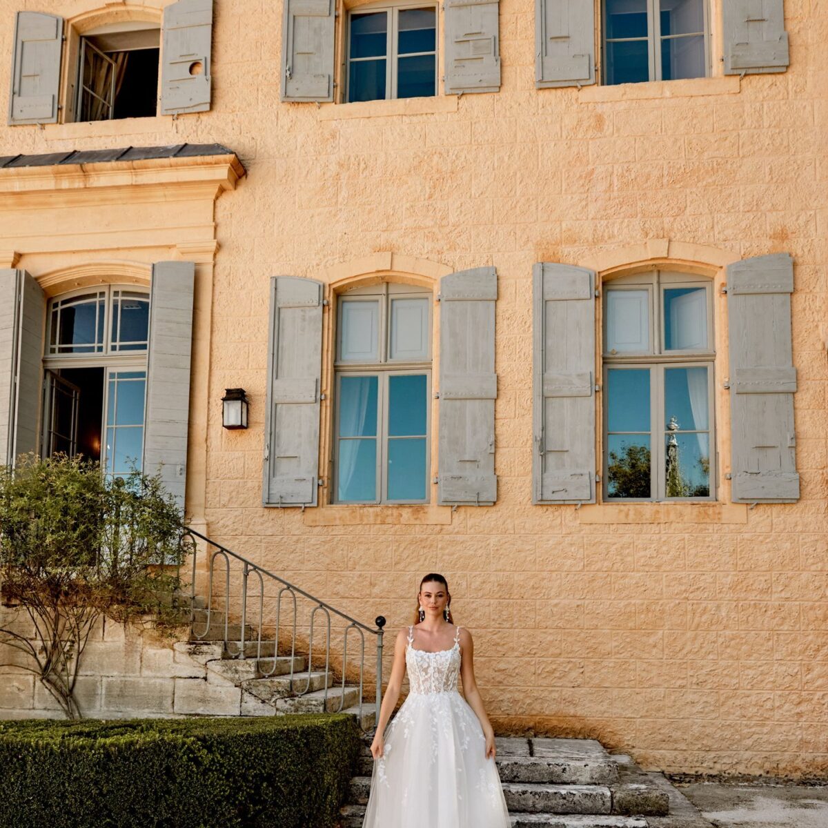 44573 Sincerity Bridal A-Line νυφικό με V-Neck και floral lace - μπροστινή ολόσωμη όψη