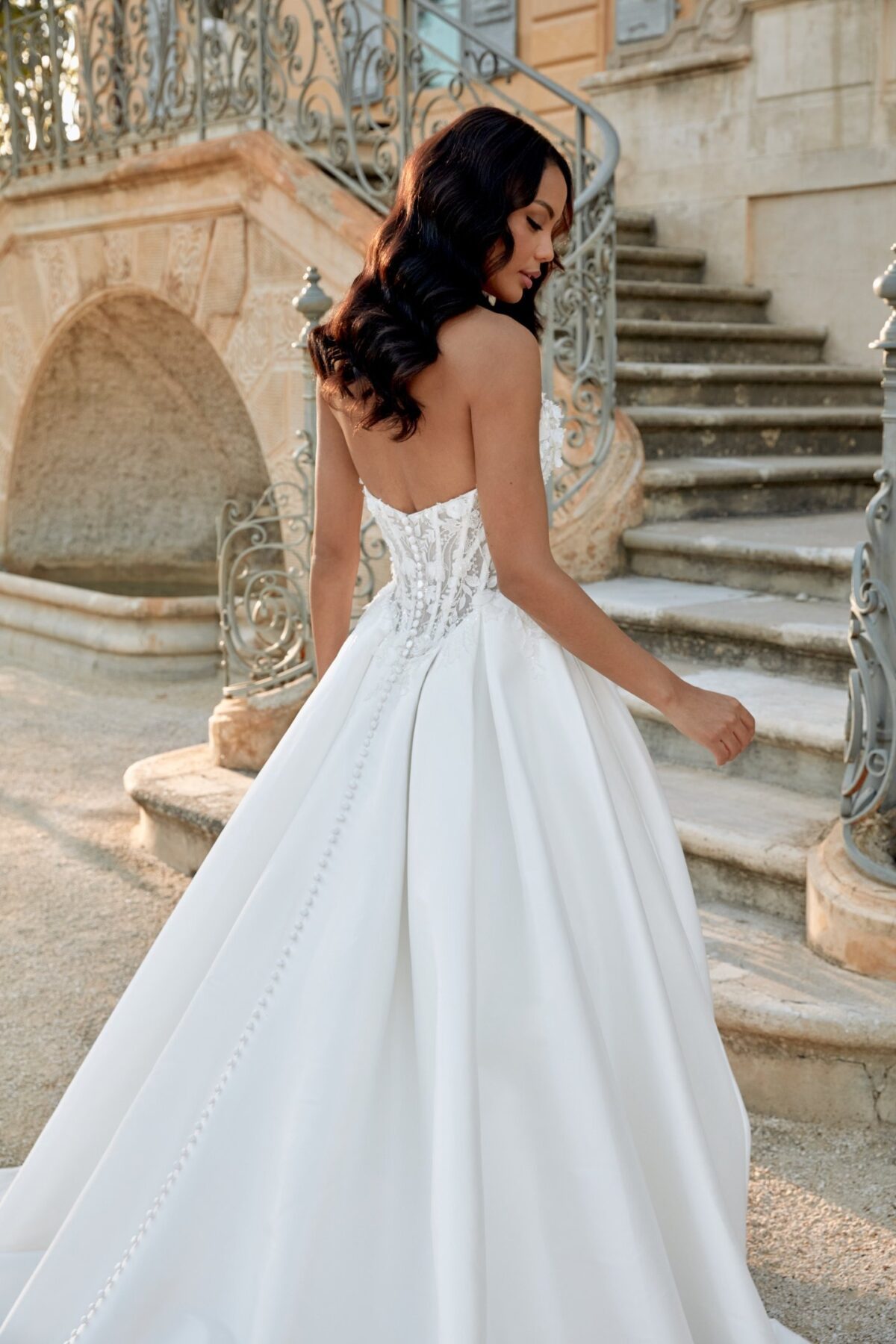 44574 Sincerity Bridal - λεπτομέρεια χαμηλής πλάτης και floral lace